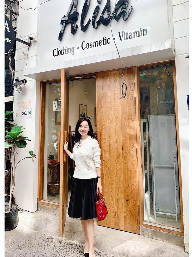 Street style hot mom: Mi V&acirc;n bầu b&iacute; nh&igrave;n vẫn thon gọn, Ly Kute đơn giản đến mấy cũng diện th&ecirc;m t&uacute;i hiệu đắt gi&aacute; - Ảnh 12.