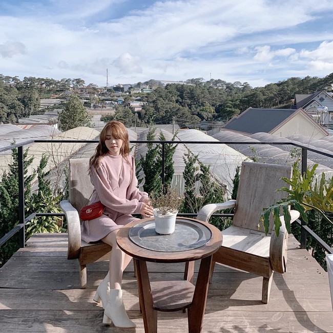 Street style hot mom: Mi V&acirc;n bầu b&iacute; nh&igrave;n vẫn thon gọn, Ly Kute đơn giản đến mấy cũng diện th&ecirc;m t&uacute;i hiệu đắt gi&aacute; - Ảnh 11.