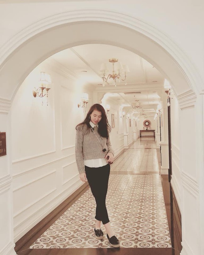 Street style hot mom: Mi V&acirc;n bầu b&iacute; nh&igrave;n vẫn thon gọn, Ly Kute đơn giản đến mấy cũng diện th&ecirc;m t&uacute;i hiệu đắt gi&aacute; - Ảnh 13.