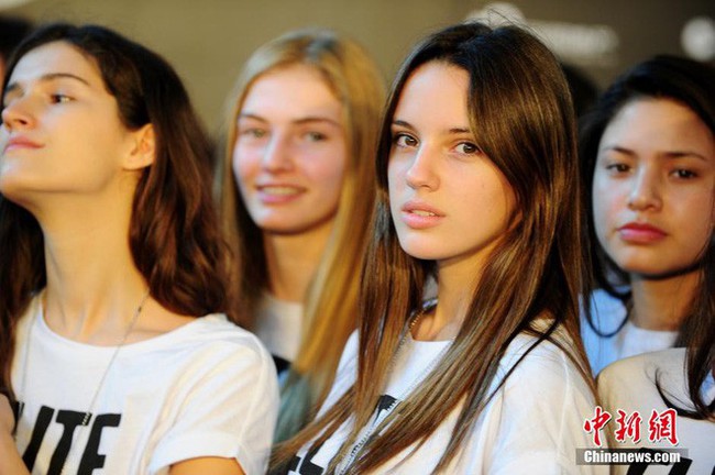 Chuyện mẫu T&acirc;y h&agrave;nh nghề chui ở Trung Quốc: Dễ kiếm tiền nhưng phải chấp nhận cởi - Ảnh 1.