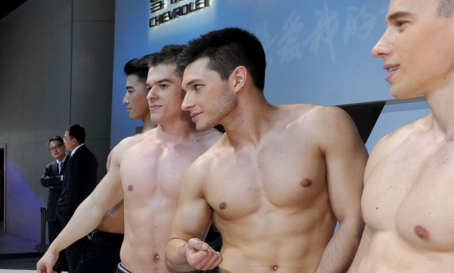 Chuyện mẫu T&acirc;y h&agrave;nh nghề chui ở Trung Quốc: Dễ kiếm tiền nhưng phải chấp nhận cởi - Ảnh 4.