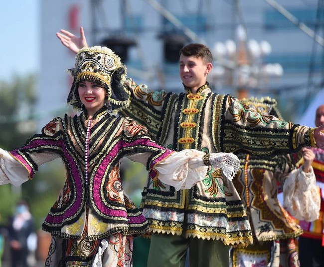 Chuyện mẫu T&acirc;y h&agrave;nh nghề chui ở Trung Quốc: Dễ kiếm tiền nhưng phải chấp nhận cởi - Ảnh 5.