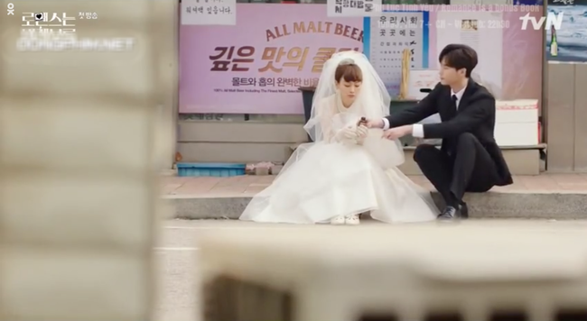 Phụ lục t&igrave;nh y&ecirc;u: Mới tập đầu, Lee Jong Suk đ&atilde; phải đứng nh&igrave;n Lee Na Young l&ecirc;n xe hoa với người kh&aacute;c - Ảnh 8.