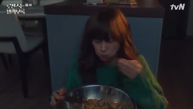 Phụ lục t&igrave;nh y&ecirc;u: Lee Jong Suk sốc khi ph&aacute;t hiện Lee Na Young l&eacute;n l&uacute;t ở k&eacute;, ăn vụng trong nh&agrave; anh - Ảnh 4.