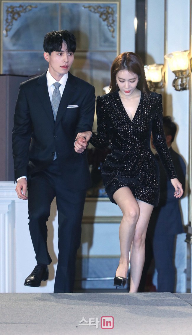 Được t&agrave;i tử Lee Dong Wook &acirc;n cần hộ tống, mỹ nh&acirc;n Goblin khoe đường cong bốc lửa v&agrave; đ&ocirc;i ch&acirc;n cực phẩm ở sự kiện - Ảnh 1.