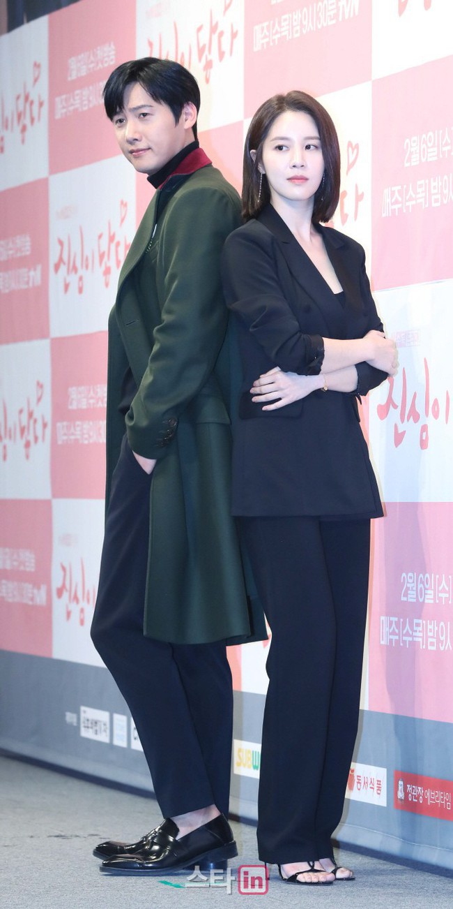 Được t&agrave;i tử Lee Dong Wook &acirc;n cần hộ tống, mỹ nh&acirc;n Goblin khoe đường cong bốc lửa v&agrave; đ&ocirc;i ch&acirc;n cực phẩm ở sự kiện - Ảnh 13.