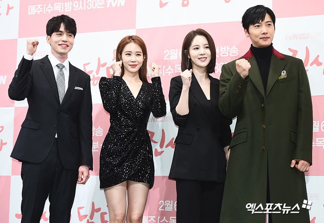 Được t&agrave;i tử Lee Dong Wook &acirc;n cần hộ tống, mỹ nh&acirc;n Goblin khoe đường cong bốc lửa v&agrave; đ&ocirc;i ch&acirc;n cực phẩm ở sự kiện - Ảnh 15.