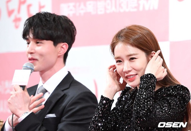 Được t&agrave;i tử Lee Dong Wook &acirc;n cần hộ tống, mỹ nh&acirc;n Goblin khoe đường cong bốc lửa v&agrave; đ&ocirc;i ch&acirc;n cực phẩm ở sự kiện - Ảnh 9.