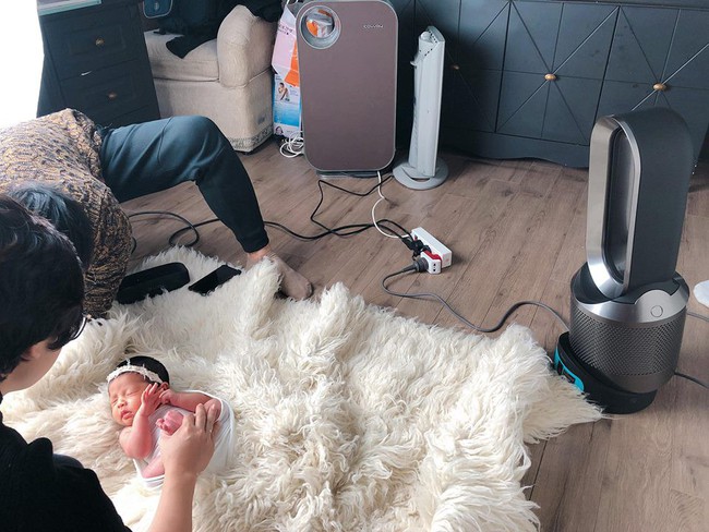 Mất ki&ecirc;n nhẫn, Hằng T&uacute;i v&ocirc; t&igrave;nh khiến hội chị em may mắn được xem trọn bộ ảnh sơ sinh cực y&ecirc;u của Sam Sam - Ảnh 2.