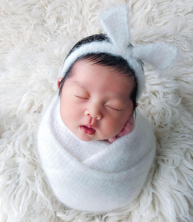 Mất ki&ecirc;n nhẫn, Hằng T&uacute;i v&ocirc; t&igrave;nh khiến hội chị em may mắn được xem trọn bộ ảnh sơ sinh cực y&ecirc;u của Sam Sam - Ảnh 3.