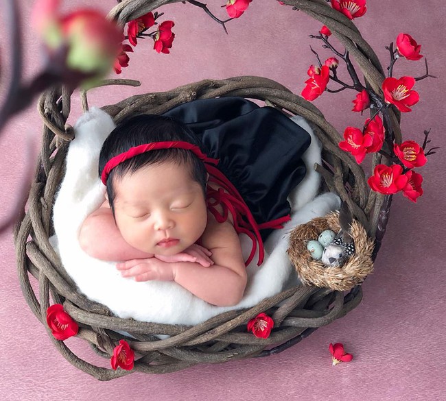 Mất ki&ecirc;n nhẫn, Hằng T&uacute;i v&ocirc; t&igrave;nh khiến hội chị em may mắn được xem trọn bộ ảnh sơ sinh cực y&ecirc;u của Sam Sam - Ảnh 7.