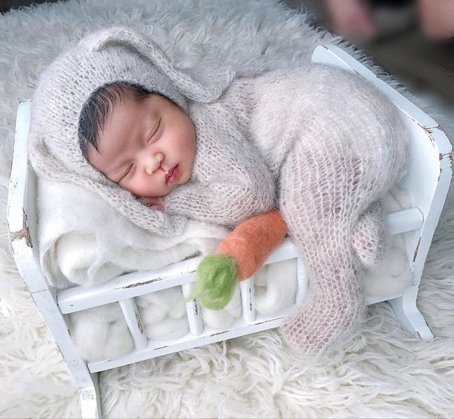 Mất ki&ecirc;n nhẫn, Hằng T&uacute;i v&ocirc; t&igrave;nh khiến hội chị em may mắn được xem trọn bộ ảnh sơ sinh cực y&ecirc;u của Sam Sam - Ảnh 6.