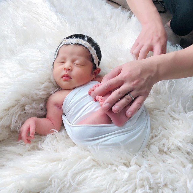 Mất ki&ecirc;n nhẫn, Hằng T&uacute;i v&ocirc; t&igrave;nh khiến hội chị em may mắn được xem trọn bộ ảnh sơ sinh cực y&ecirc;u của Sam Sam - Ảnh 5.