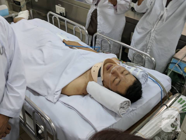 Nữ sinh l&acirc;m nạn vụ container t&ocirc;ng h&agrave;ng chục người thương vong: Xe m&aacute;y g&atilde;y l&agrave;m đ&ocirc;i, &aacute;o mưa r&aacute;ch từ trắng th&agrave;nh m&agrave;u đỏ - Ảnh 2.