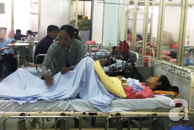 Nữ sinh l&acirc;m nạn vụ container t&ocirc;ng h&agrave;ng chục người thương vong: Xe m&aacute;y g&atilde;y l&agrave;m đ&ocirc;i, &aacute;o mưa r&aacute;ch từ trắng th&agrave;nh m&agrave;u đỏ - Ảnh 3.