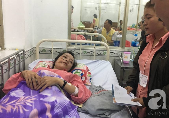 Nữ sinh l&acirc;m nạn vụ container t&ocirc;ng h&agrave;ng chục người thương vong: Xe m&aacute;y g&atilde;y l&agrave;m đ&ocirc;i, &aacute;o mưa r&aacute;ch từ trắng th&agrave;nh m&agrave;u đỏ - Ảnh 1.