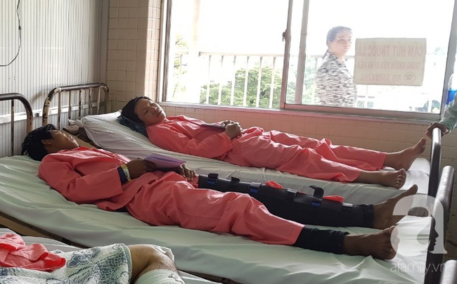 Nữ sinh l&acirc;m nạn vụ container t&ocirc;ng h&agrave;ng chục người thương vong: Xe m&aacute;y g&atilde;y l&agrave;m đ&ocirc;i, &aacute;o mưa r&aacute;ch từ trắng th&agrave;nh m&agrave;u đỏ - Ảnh 5.