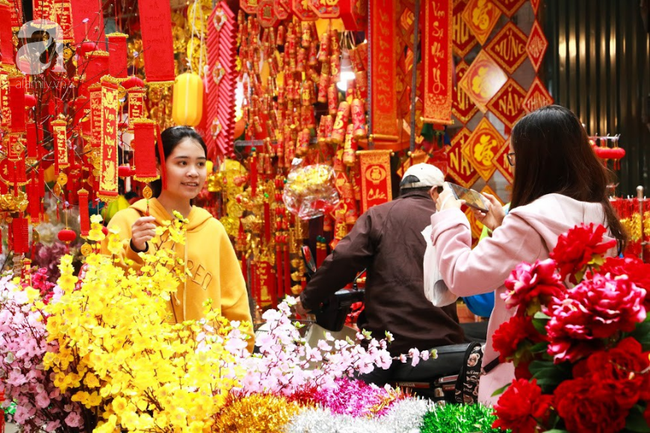 Đến phố H&agrave;ng M&atilde; ngắm thi&ecirc;n hạ du xu&acirc;n, hưởng kh&ocirc;ng kh&iacute; nhộn nhịp mới thấy Tết đến gần lắm rồi! - Ảnh 10.