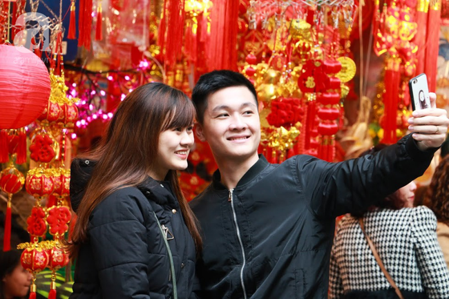 Đến phố H&agrave;ng M&atilde; ngắm thi&ecirc;n hạ du xu&acirc;n, hưởng kh&ocirc;ng kh&iacute; nhộn nhịp mới thấy Tết đến gần lắm rồi! - Ảnh 12.