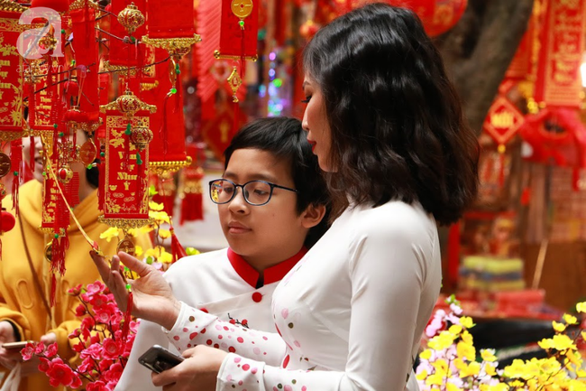 Đến phố H&agrave;ng M&atilde; ngắm thi&ecirc;n hạ du xu&acirc;n, hưởng kh&ocirc;ng kh&iacute; nhộn nhịp mới thấy Tết đến gần lắm rồi! - Ảnh 15.