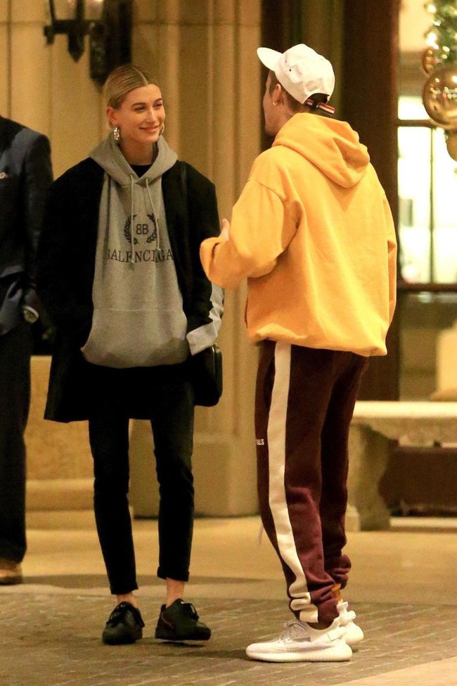Ăn mặc v&agrave; để t&oacute;c giống hệt Selena, Hailey Baldwin bị nghi r&igrave;nh m&ograve; bắt chước phong c&aacute;ch để tr&ecirc;u ngươi t&igrave;nh cũ của chồng - Ảnh 4.