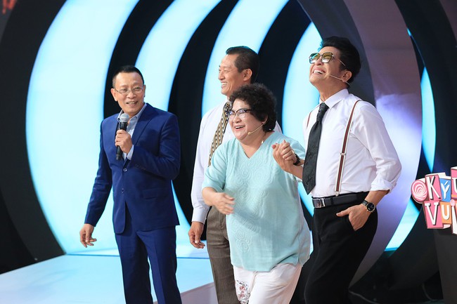 Hồng V&acirc;n ngẩn ngơ khi bị cản trở chuyện t&aacute;n tỉnh L&yacute; Đức  - Ảnh 3.