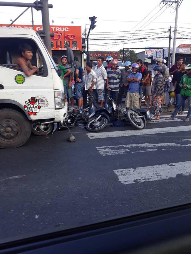 Hiện trường vụ xe tải tông hàng loạt xe máy dừng đèn đỏ giữa giao lộ Sài Gòn khiến nhiều người hoảng sợ - Ảnh 2.