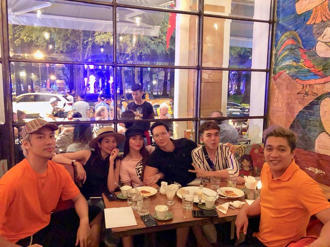 Gửi thiệp mời tới H&agrave; Hồ m&agrave; L&yacute; Qu&iacute; Kh&aacute;nh cũng phải ghi t&ecirc;n người nhận d&agrave;i đến cả tấc - Ảnh 3.