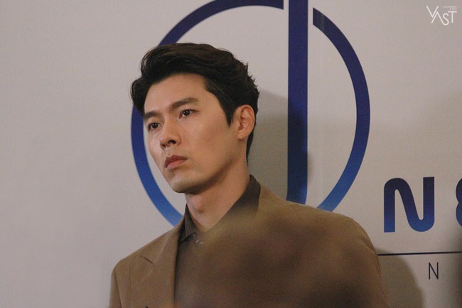 Loạt h&igrave;nh hậu trường g&acirc;y sốt: Ở tuổi 37, Hyun Bin d&ugrave; nhợt nhạt vẫn tr&ocirc;ng như một t&aacute;c phẩm nghệ thuật sống - Ảnh 11.