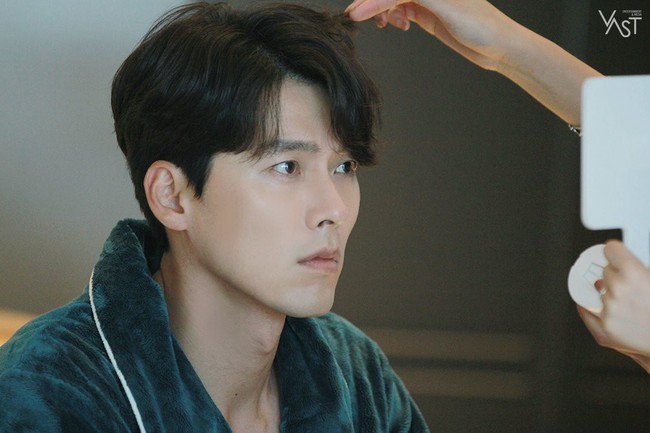 Loạt h&igrave;nh hậu trường g&acirc;y sốt: Ở tuổi 37, Hyun Bin d&ugrave; nhợt nhạt vẫn tr&ocirc;ng như một t&aacute;c phẩm nghệ thuật sống - Ảnh 17.