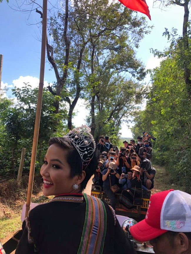 Clip: HHen Ni&ecirc; lại cưỡi c&ocirc;ng n&ocirc;ng về thăm bản l&agrave;ng, tiếng h&ograve; reo đ&oacute;n ch&agrave;o sau 1 năm vẫn gi&ograve;n gi&atilde;, th&acirc;n thương - Ảnh 3.