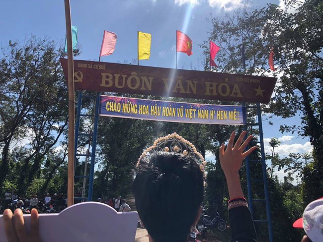 Clip: HHen Ni&ecirc; lại cưỡi c&ocirc;ng n&ocirc;ng về thăm bản l&agrave;ng, tiếng h&ograve; reo đ&oacute;n ch&agrave;o sau 1 năm vẫn gi&ograve;n gi&atilde;, th&acirc;n thương - Ảnh 5.