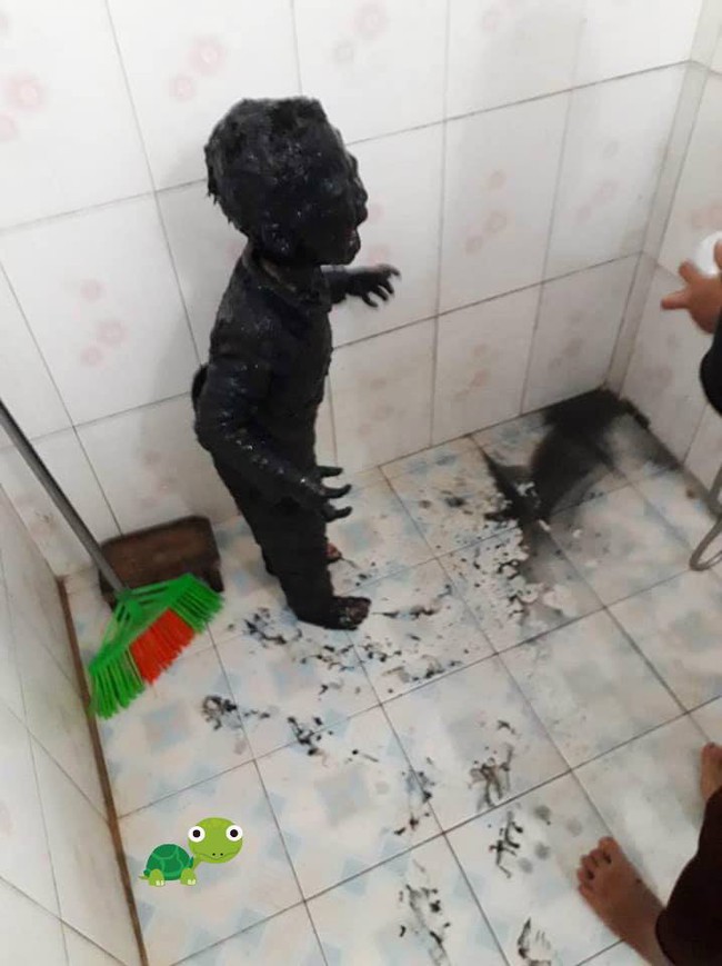 Cậu b&eacute; khốn khổ nhất ng&agrave;y, bị ng&atilde; v&agrave;o b&ugrave;n đen, được tắm sạch sẽ rồi c&ograve;n phải thốt l&ecirc;n: C&ograve;n chỗ n&agrave;y chưa sạch - Ảnh 1.