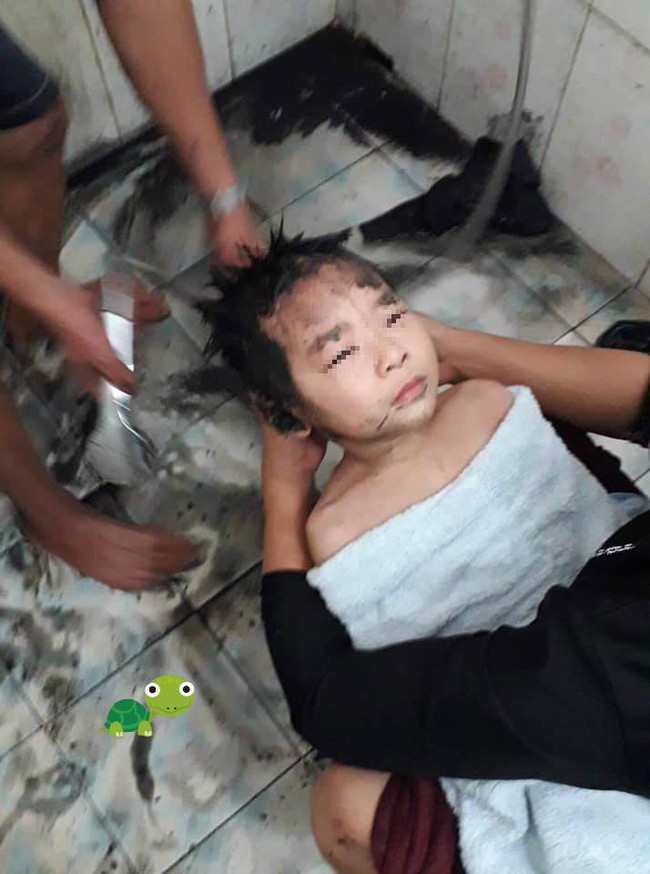 Cậu b&eacute; khốn khổ nhất ng&agrave;y, bị ng&atilde; v&agrave;o b&ugrave;n đen, được tắm sạch sẽ rồi c&ograve;n phải thốt l&ecirc;n: C&ograve;n chỗ n&agrave;y chưa sạch - Ảnh 4.