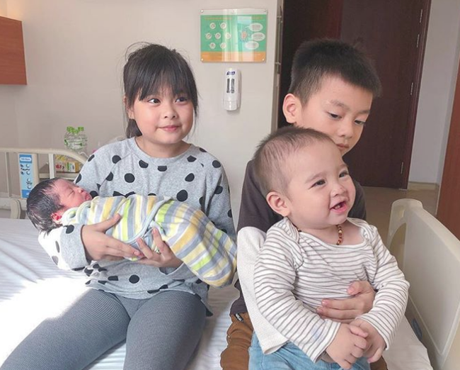 &Ocirc;m con ng&agrave;y mưa lạnh, lời th&uacute; tội thương con đứa &iacute;t đứa nhiều của Hằng T&uacute;i khiến team bỉm sữa rơi nước mắt - Ảnh 1.