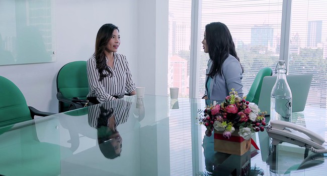 Gạo nếp gạo tẻ: Hương lao tới &ocirc;m chầm lấy... em sinh đ&ocirc;i của Tường khiến nữ luật sư Th&uacute;y Diễm cho&aacute;ng v&aacute;ng - Ảnh 1.
