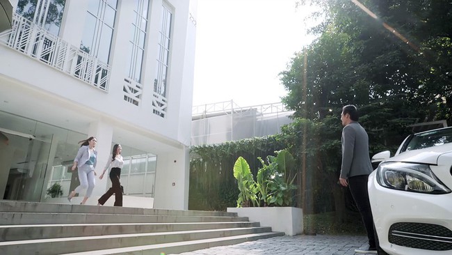 Gạo nếp gạo tẻ: Hương lao tới &ocirc;m chầm lấy... em sinh đ&ocirc;i của Tường khiến nữ luật sư Th&uacute;y Diễm cho&aacute;ng v&aacute;ng - Ảnh 2.