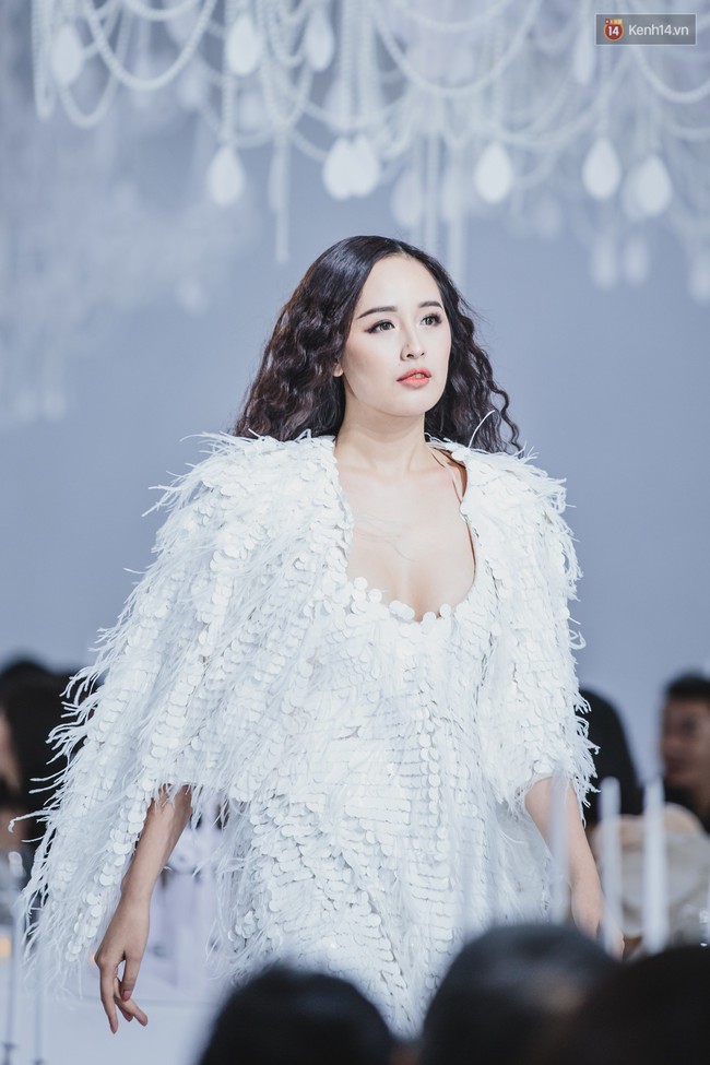 Lý Quí Khánh mang cả đoàn “Bông hậu” lên sàn diễn, nhưng nổi nhất vẫn là Hà Hồ và Mai Phương Thúy - Ảnh 2. Lý Quí Khánh mang cả đoàn “Bông hậu” lên sàn diễn, nhưng nổi nhất vẫn là Hà Hồ và Mai Phương Thúy - Ảnh 2.
