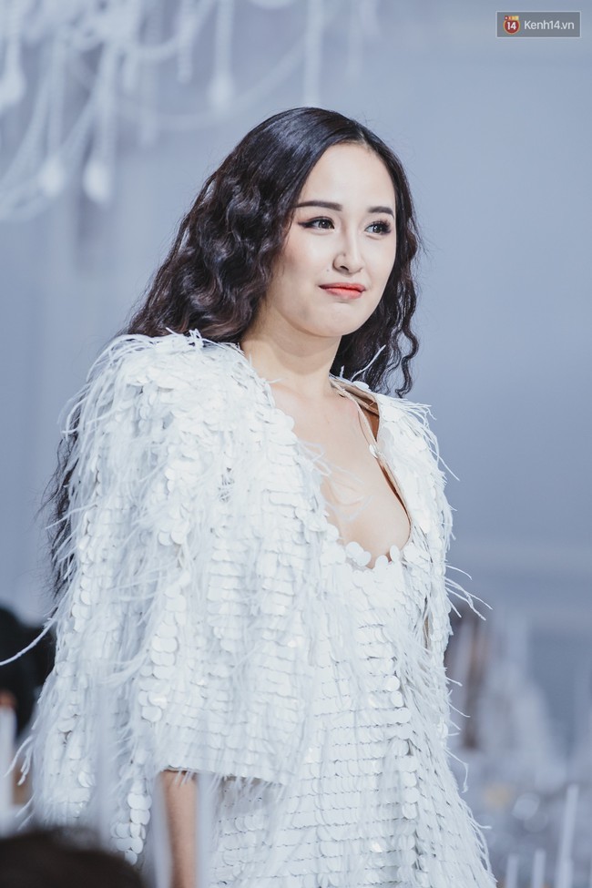 Lý Quí Khánh mang cả đoàn “Bông hậu” lên sàn diễn, nhưng nổi nhất vẫn là Hà Hồ và Mai Phương Thúy - Ảnh 3. Lý Quí Khánh mang cả đoàn “Bông hậu” lên sàn diễn, nhưng nổi nhất vẫn là Hà Hồ và Mai Phương Thúy - Ảnh 3.