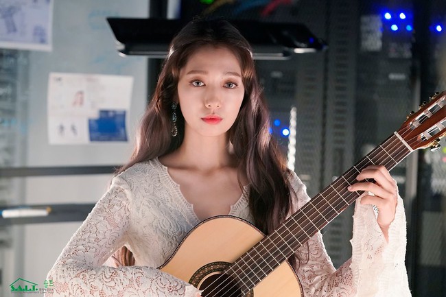 Park Shin Hye đẹp mãn nhãn trong Hồi Ức Alhambra nhưng mấy ai ngờ cô nàng đã dùng son cũ chưa đến 200.000 VNĐ - Ảnh 3. Park Shin Hye đẹp mãn nhãn trong Hồi Ức Alhambra nhưng mấy ai ngờ cô nàng đã dùng son cũ chưa đến 200.000 VNĐ - Ảnh 3.
