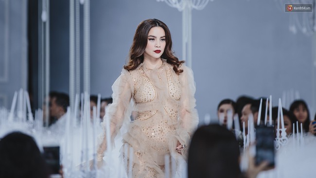 Lý Quí Khánh mang cả đoàn “Bông hậu” lên sàn diễn, nhưng nổi nhất vẫn là Hà Hồ và Mai Phương Thúy - Ảnh 6. Lý Quí Khánh mang cả đoàn “Bông hậu” lên sàn diễn, nhưng nổi nhất vẫn là Hà Hồ và Mai Phương Thúy - Ảnh 6.