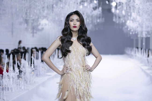 Lý Quí Khánh mang cả đoàn “Bông hậu” lên sàn diễn, nhưng nổi nhất vẫn là Hà Hồ và Mai Phương Thúy - Ảnh 8. Lý Quí Khánh mang cả đoàn “Bông hậu” lên sàn diễn, nhưng nổi nhất vẫn là Hà Hồ và Mai Phương Thúy - Ảnh 8.