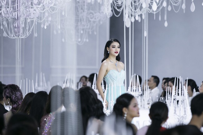 Lý Quí Khánh mang cả đoàn “Bông hậu” lên sàn diễn, nhưng nổi nhất vẫn là Hà Hồ và Mai Phương Thúy - Ảnh 9. Lý Quí Khánh mang cả đoàn “Bông hậu” lên sàn diễn, nhưng nổi nhất vẫn là Hà Hồ và Mai Phương Thúy - Ảnh 9.