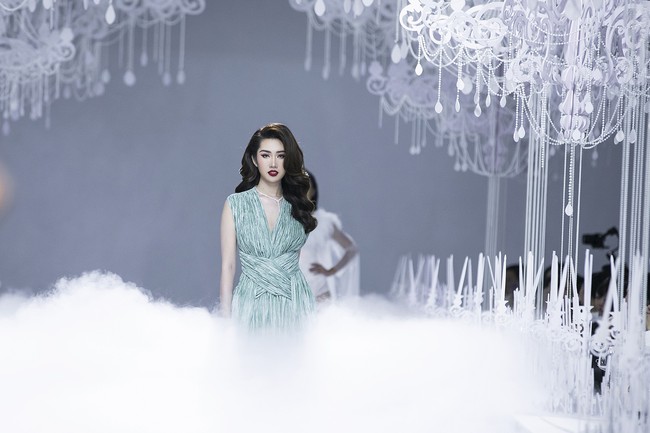 Lý Quí Khánh mang cả đoàn “Bông hậu” lên sàn diễn, nhưng nổi nhất vẫn là Hà Hồ và Mai Phương Thúy - Ảnh 10. Lý Quí Khánh mang cả đoàn “Bông hậu” lên sàn diễn, nhưng nổi nhất vẫn là Hà Hồ và Mai Phương Thúy - Ảnh 10.