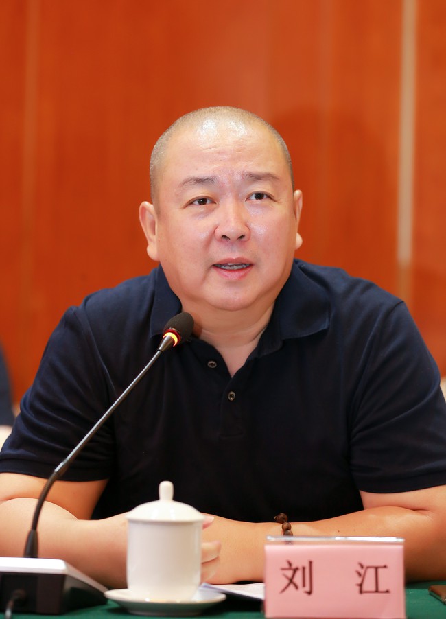 Cả Kbiz đang chưa hết b&agrave;ng ho&agrave;ng v&igrave; sự ra đi của Sulli, đạo diễn "Quy Khứ Lai" lại bất ngờ c&oacute; chia sẻ g&acirc;y tranh c&atilde;i: "Vị tr&iacute; của idol rất thấp, c&aacute;ch gọi giống như gọi &ldquo;th&uacute; cưng&rdquo; vậy" - Ảnh 1.