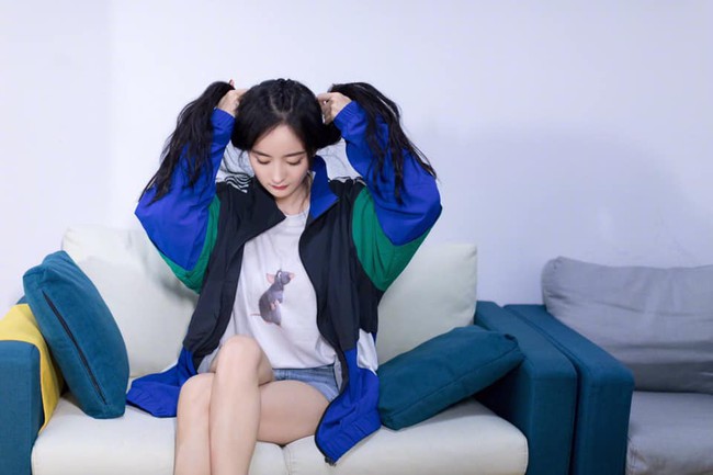 Angelababy - Dương Mịch c&ugrave;ng diện đồ đ&ocirc;i, chứng minh t&igrave;nh chị em th&acirc;n thiết giữa Cbiz thị phi - Ảnh 4.