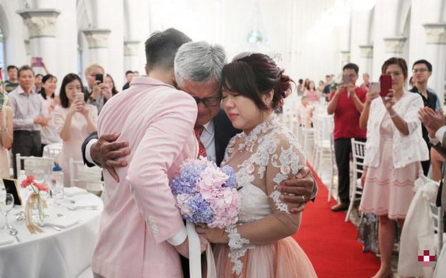 Ngày con gái lấy chồng, bố gửi bức thư dặn dò khiến nhiều người rơi nước mắt - Ảnh 1. Ngày con gái lấy chồng, bố gửi bức thư dặn dò khiến nhiều người rơi nước mắt - Ảnh 1.