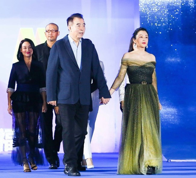 Giữa tin đồn rạn nứt h&ocirc;n nh&acirc;n với Angelababy, Huỳnh Hiểu Minh s&aacute;nh đ&ocirc;i b&ecirc;n "mối t&igrave;nh đầu" Triệu Vy tỏa s&aacute;ng tại Li&ecirc;n hoan phim Quốc tế Con đường tơ lụa năm 2019 - Ảnh 10.