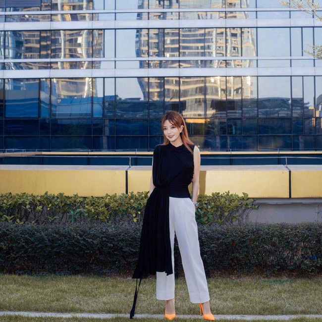 Giữa tin đồn rạn nứt h&ocirc;n nh&acirc;n với Angelababy, Huỳnh Hiểu Minh s&aacute;nh đ&ocirc;i b&ecirc;n "mối t&igrave;nh đầu" Triệu Vy tỏa s&aacute;ng tại Li&ecirc;n hoan phim Quốc tế Con đường tơ lụa năm 2019 - Ảnh 4.