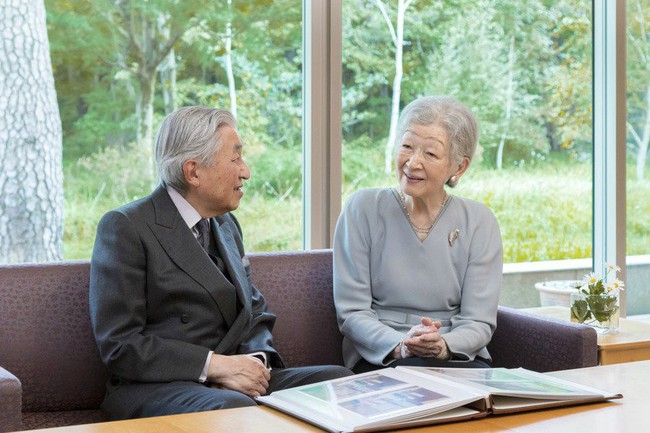 Ho&agrave;ng hậu Masako xuất hiện với thần th&aacute;i h&uacute;t hồn c&ugrave;ng với gia đ&igrave;nh trước lễ đăng quang ch&iacute;nh thức diễn ra v&agrave;o ng&agrave;y mai - Ảnh 1.
